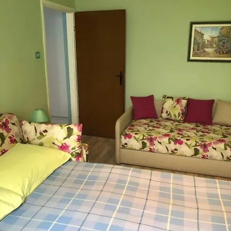 U S Bazenom Blizu Mora Plavi *