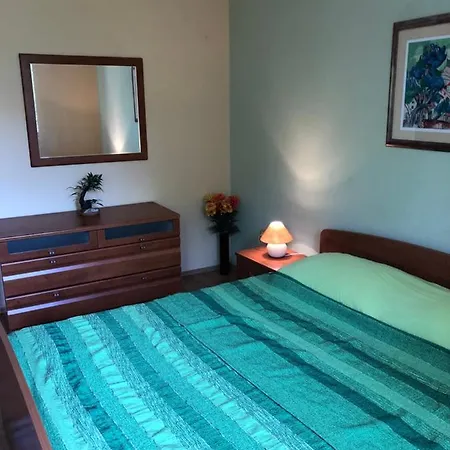 Apartman U S Bazenom Blizu Mora Plavi