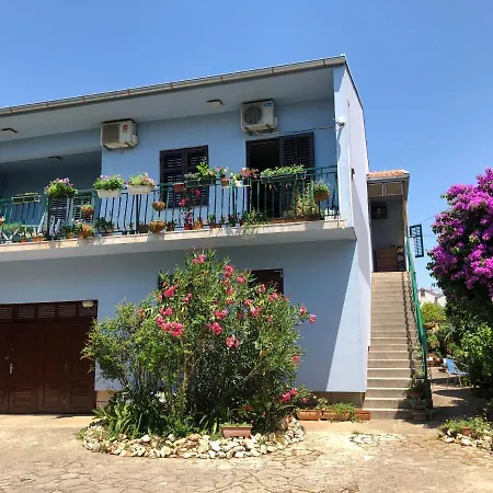 U S Bazenom Blizu Mora Plavi * Zára