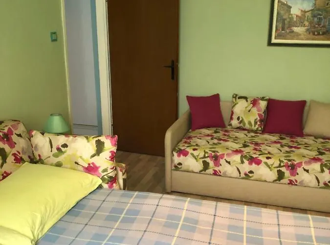 U S Bazenom Blizu Mora Plavi *