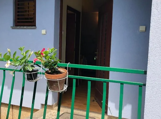 U S Bazenom Blizu Mora Plavi *