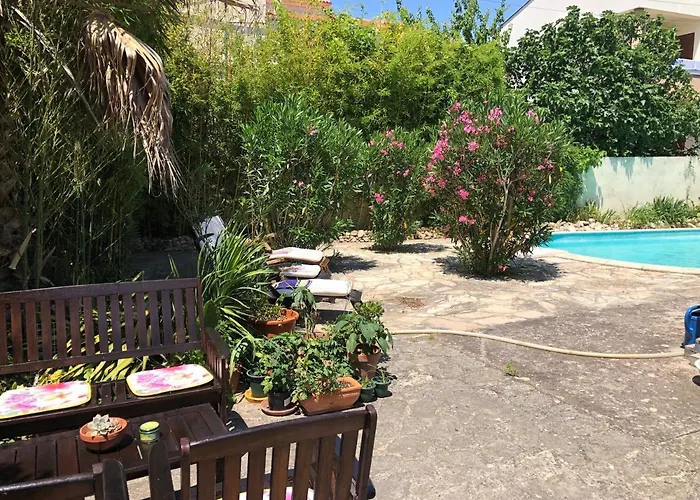 U S Bazenom Blizu Mora Plavi Zára