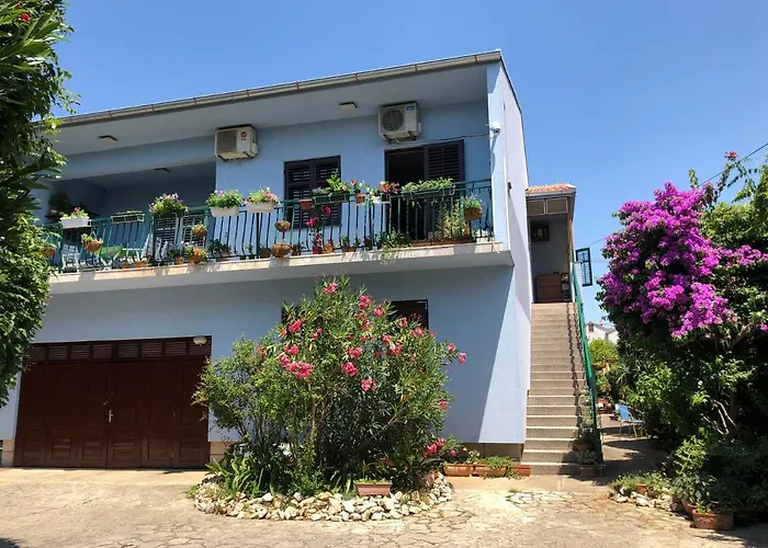 U S Bazenom Blizu Mora Plavi * Zára